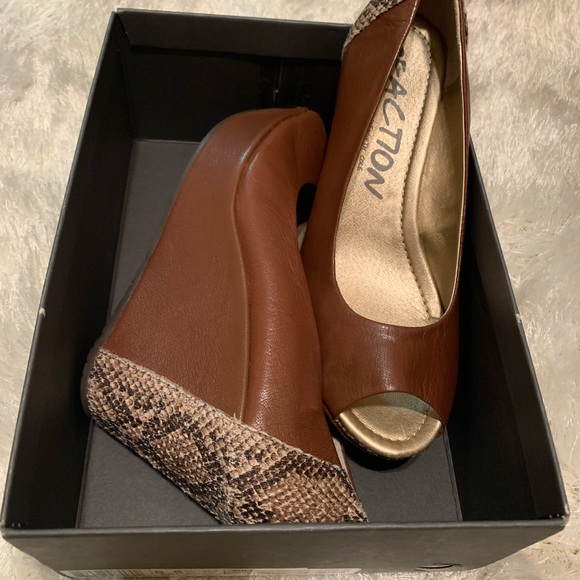 Kenneth Cole REACTION Women's Sole Roll Wedge 9.5 - Picture 2 of 2